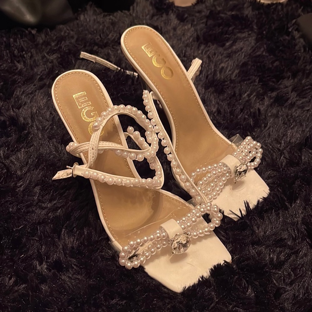 Bow pearl diamond heels